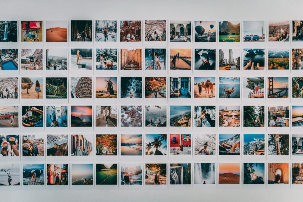 Eine Wand mit zahlreichen bunten Fotos. Ideal, um Fotos digitalisieren lassen und eine übersichtliche, digitale Foto-Sammlung zu erstellen.