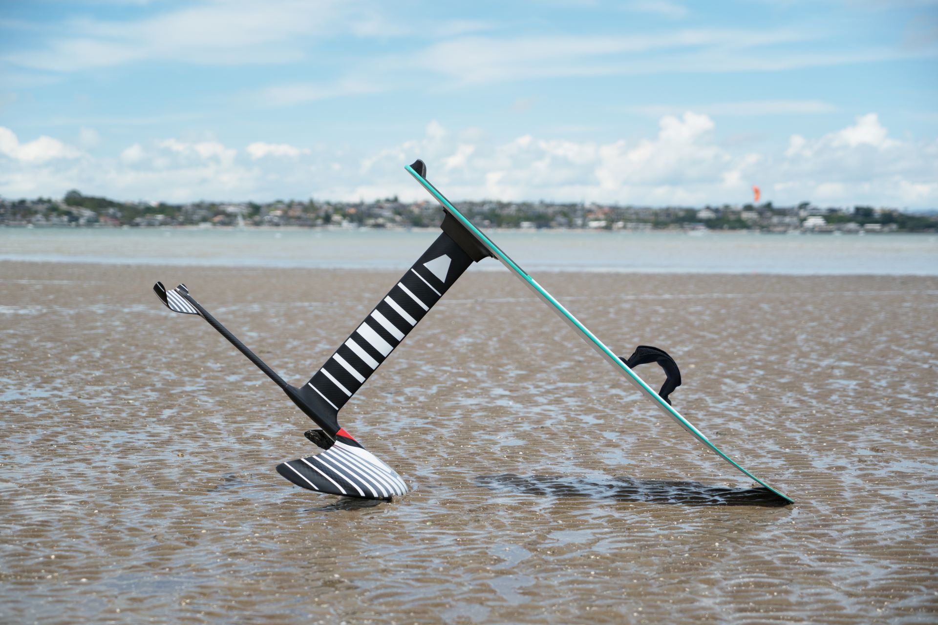 Efoil-Ausrüstung auf Sand vor ruhigem Wasser