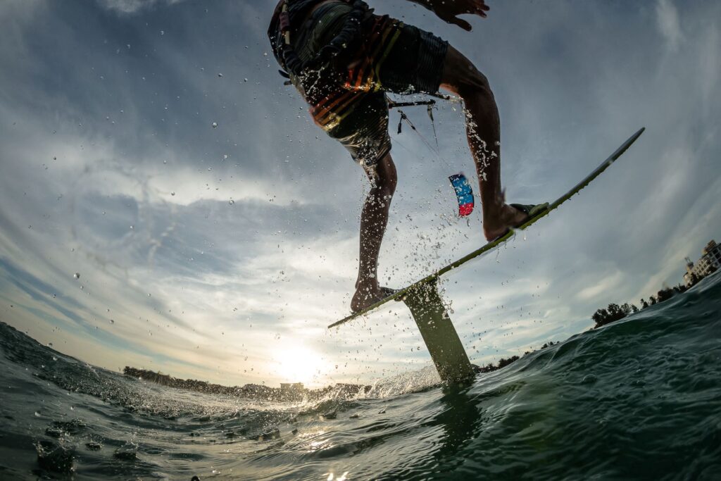 Efoil-Surfer in Action bei Sonnenuntergang