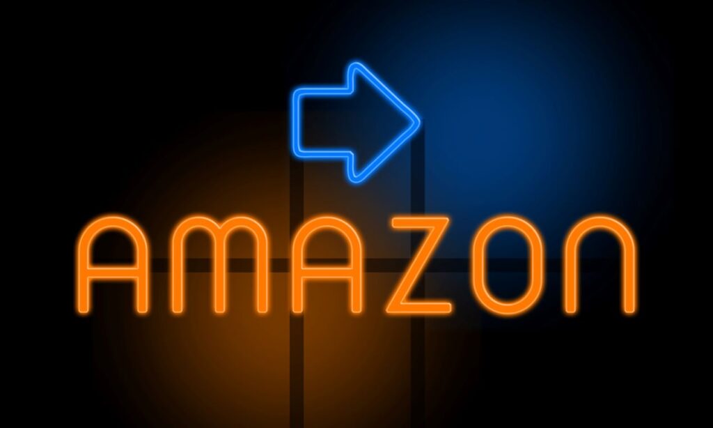 Leuchtendes Amazon-Logo mit blauem Fortschrittspfeil in Neonfarben, symbolisiert AMZ Agentur und digitale Optimierung für Amazon-Marketing