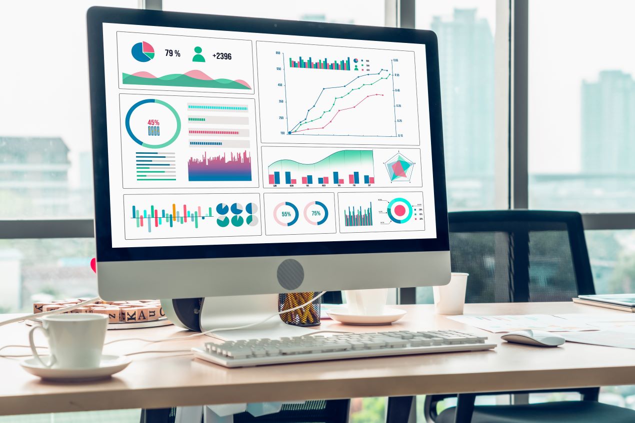 Computerbildschirm mit Analytics-Dashboard und Diagrammen, zeigt Datenanalyse und Optimierungsstrategien einer AMZ Agentur für erfolgreiches Amazon-Marketing