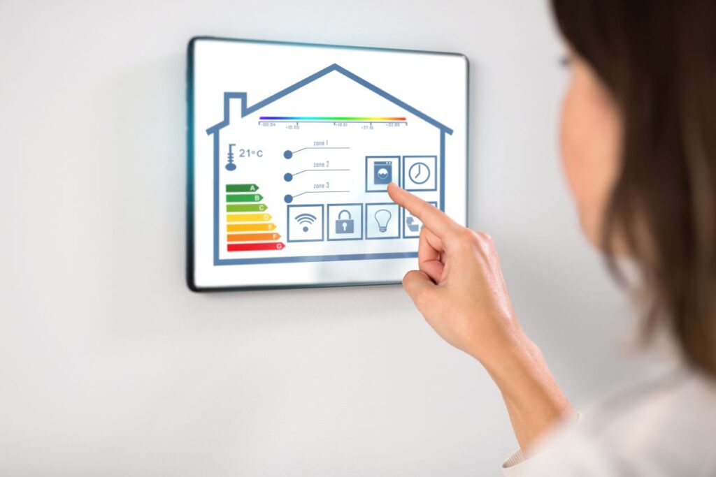 Eine Person bedient ein Smart-Home-Display, das Energieeffizienz und die Steuerung von Heizungszonen mit Hilfe von Differenzdrucktransmittern anzeigt.