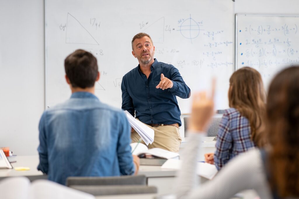 Lehrer spricht zu seiner Klasse