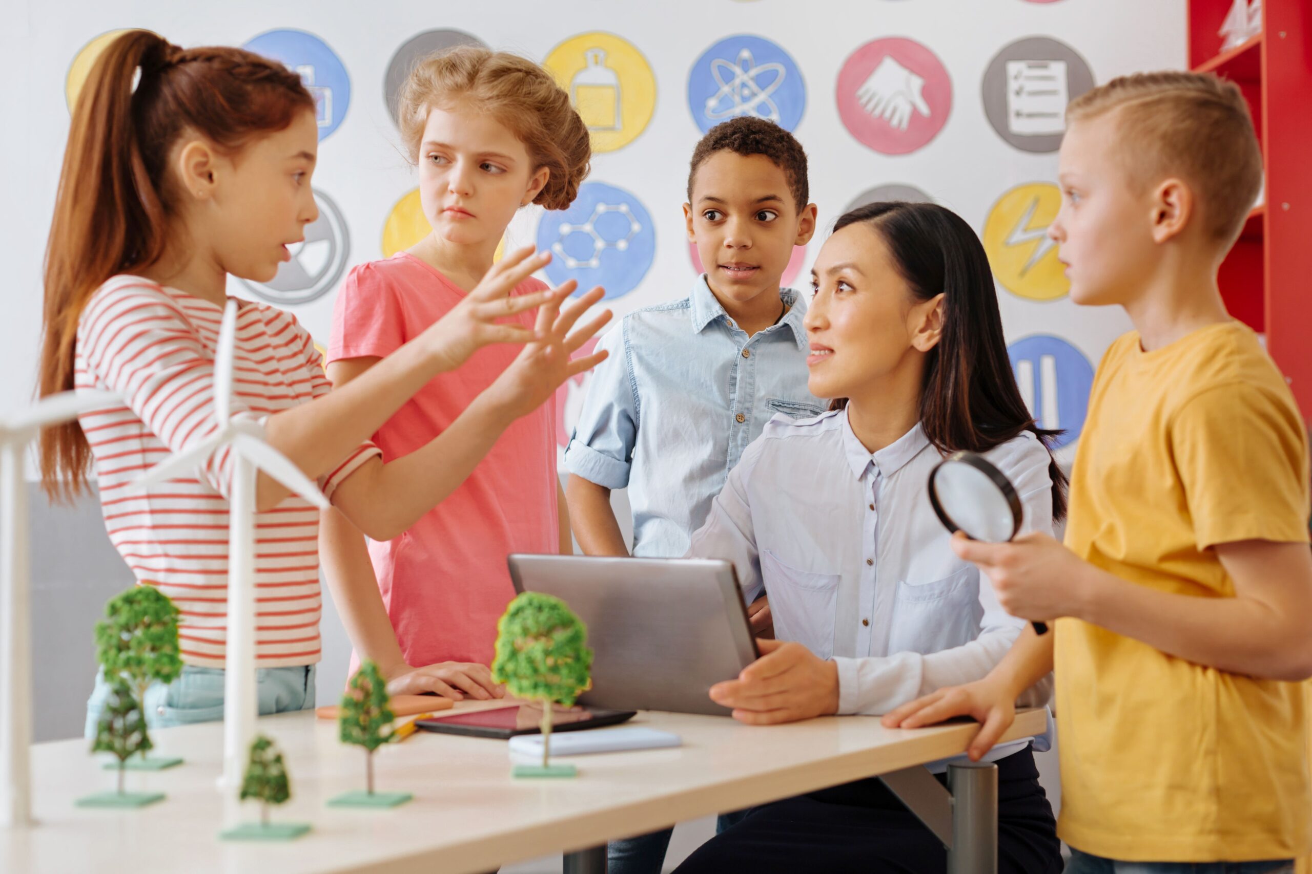 Schüler zeigen der Lehrerin das fertige Schulprojekt