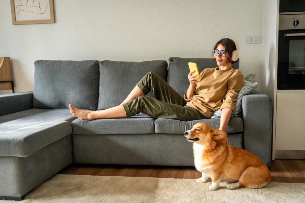 Hund im Wohnzimmer mit Bezug zu Hundefutter sensitiv