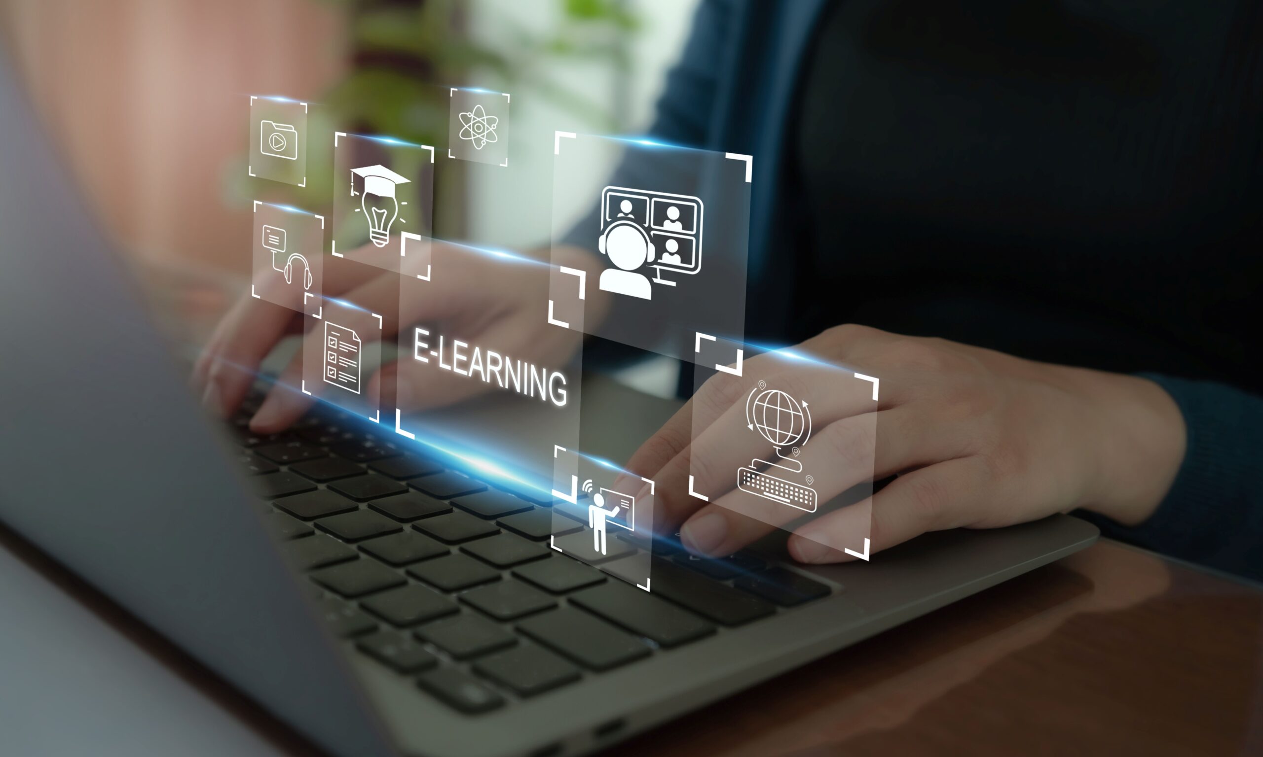 Digitale E-Learning Symbole auf Laptop zeigen moderne Lernkultur im Unternehmen