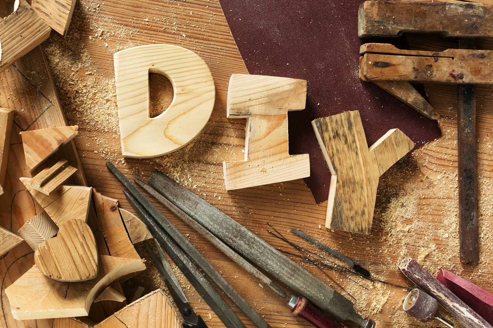 DIY-Holzbuchstaben auf Werkbank mit Werkzeug | Zebra Drucker

