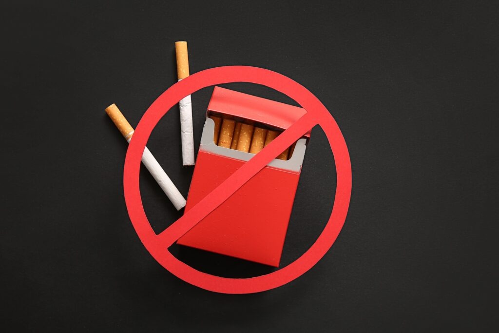 Rotes Verbotsschild über Zigarettenschachtel | Elf Bar Elfa